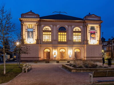 Das Theater in Eisenach beleuchtet bei Nacht.